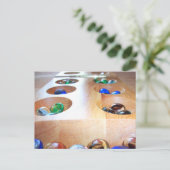 グラスストーン付き木カラフル製マンカラヤード ポストカード (スタンド正面)