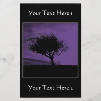 グラストンベリー・ホーソーン。丘の上の木。バイオレット、ブラック。