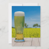 グラス一杯のライトビールがフィールドに置かれている 招待状 (裏面)