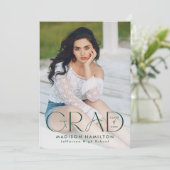 グラッモダンドグリーンタイポグラフィ2写真卒業 案内状 (スタンド正面)