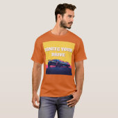 グラディエントの未来的なス鮮やかポーツ芸術的カー Tシャツ (正面フル)