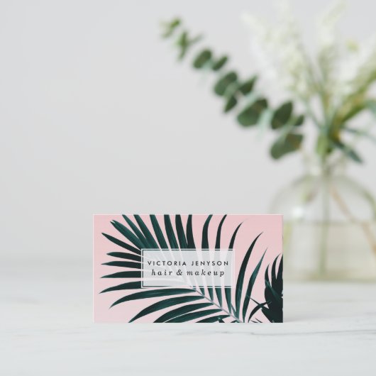 グラデーションなモダンな熱帯ヤシの木の写真のパステル調ピンク 名刺 (スタンド正面)