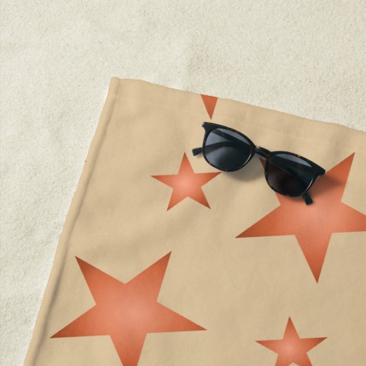 グラデーションのテラコッタオレンジ色の星模様 ビーチタオル (インサイチュ)