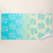 グラデーションの水色の青と黄色のシーシェルパターン ビーチタオル (正面)