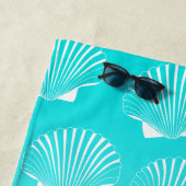 グラデーションの水色の青と黄色のシーシェルパターン ビーチタオル (インサイチュ)