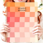 グラデーションピンクチェッカーボード名前をカスタムする プランナー手帳<br><div class="desc">この鮮やかデザインは、暖かいピンクと桃の色調の柔らかいグラデーションのチェッカーボードパターンを特徴とする。レイアウトはっきりしたは、クリーンなタイポグラフィの名前をカスタムするによって補完さモダンれ、個人のtouchを作スタイリッシュ成する。学生、プロフェッショナル、またはトレンディーやデザインを愛するすべての人に最適芸術的。日々のタスクの整理、アイディアの突き当て、または計画に最適しゃれている。目立った外観のための色とパターンの美しい組み合わせ。</div>