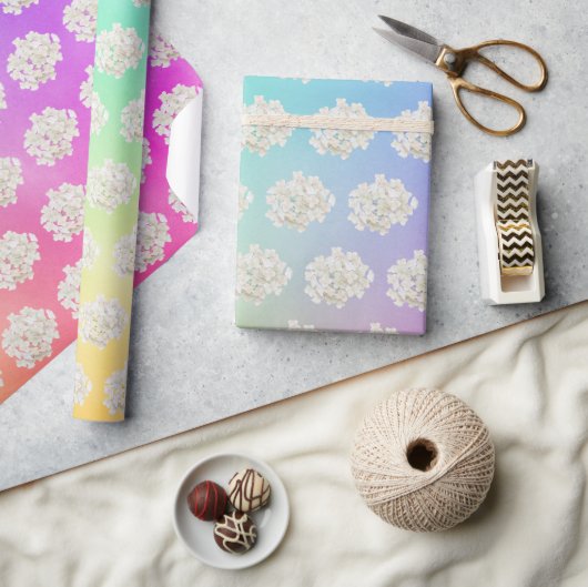 グラデーション虹色の背景に白いあじさい ラッピングペーパー (クラフト)