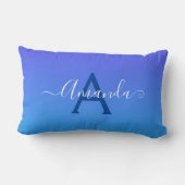 グラデーション青エレガントモノグラムと名前 ランバークッション (裏面)