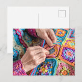 グラニー・スクエアで編まれたかぎ針編みの小銭入れを持つ女性 ポストカード (正面/裏面)