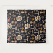 グラファイトブラックの野生のキノコ タペストリー (正面(横))