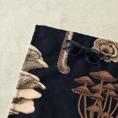 グラファイトブラックの野生のキノコ ビーチタオル (インサイチュ)