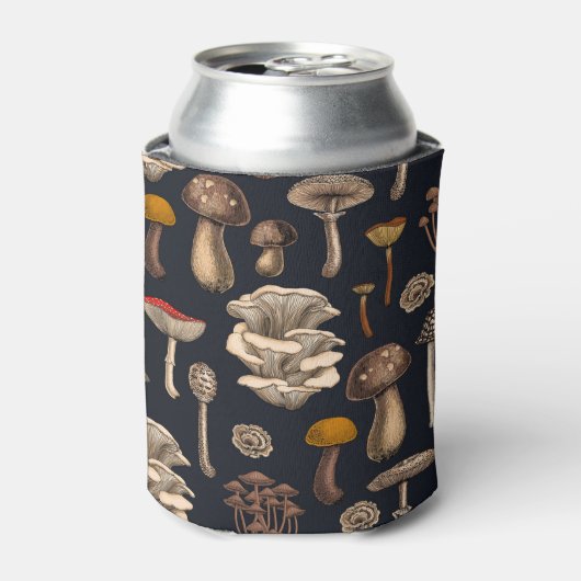 グラファイトブラックの野生のキノコ 缶クーラー (缶正面)