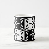 グラフィックな白黒の幾何学模様 コーヒーマグカップ (中央)