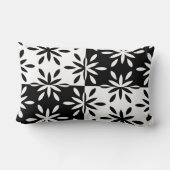 グラフィックな白黒の幾何学模様 ランバークッション (裏面)