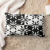 グラフィックな白黒の幾何学模様 ランバークッション (ブランケット)