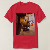 グラフィックのステッチに集中する人 Tシャツ (デザイン正面)