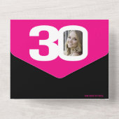 グラフィックピンクの黒い写真円30th Birthday All オールインワン招待状 (裏面)