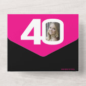 グラフィックピンクの黒い写真円40th Birthday All オールインワン招待状 (裏面)