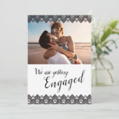 グラフィック黒の幾何学的な写真婚約パーティ 招待状 (スタンド正面)