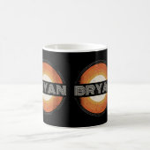 グラフィック365名ブライアンレトロパーソナライズされたVi コーヒーマグカップ (中央)