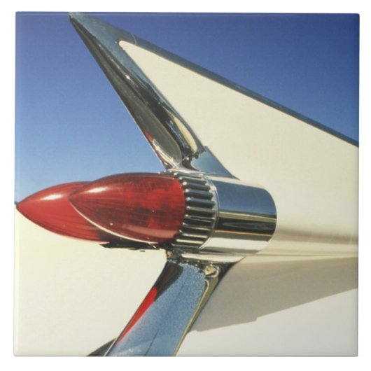 グラフィック: ひれおよびテールライトのクローズアップ タイル (正面)