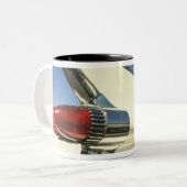 グラフィック: ひれおよびテールライトのクローズアップ ツートーンマグカップ (正面左)