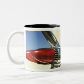 グラフィック: ひれおよびテールライトのクローズアップ ツートーンマグカップ (左)