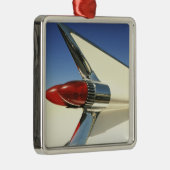 グラフィック: ひれおよびテールライトのクローズアップ メタルオーナメント (右)