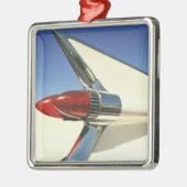 グラフィック: ひれおよびテールライトのクローズアップ メタルオーナメント (左)