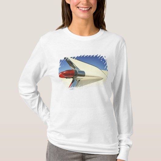 グラフィック: ひれおよびテールライトのクローズアップ Tシャツ (正面)