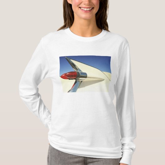 グラフィック: ひれおよびテールライトのクローズアップ Tシャツ (正面)