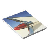 グラフィック：フィンのクローズアップとテールオン ノートパッド (アングル)