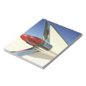 グラフィック：フィンのクローズアップとテールオン ノートパッド (回転)