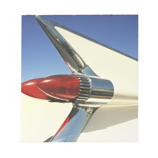 グラフィック：フィンのクローズアップとテールオン ノートパッド (正面)