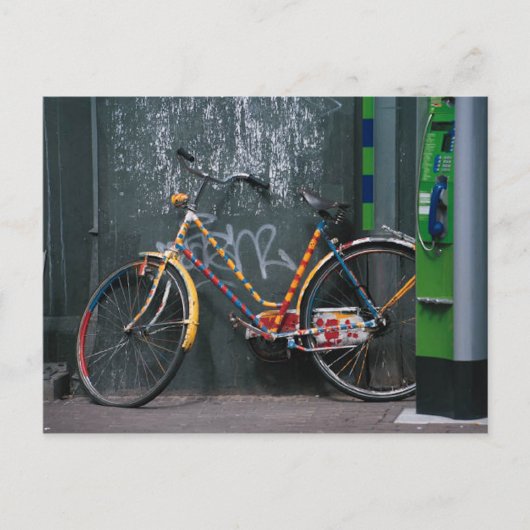 グラフィッティ壁に置かれる自転車 ポストカード (正面)