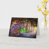 グラフィティアート遺棄建物誕生日カード カード (黄色い花)