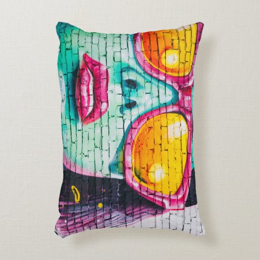 グラフィティアート都市通りアーティストピンクティール（緑がかった色）イエロー アクセントクッション (正面(垂直))