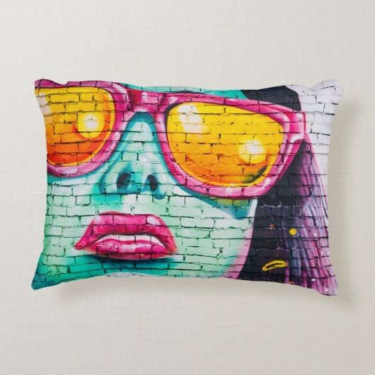グラフィティアート都市通りアーティストピンクティール（緑がかった色）イエロー アクセントクッション (裏面)