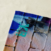 グラフィティガールパープルブルーかわいらしアイズモノグラム ビーチタオル (インサイチュ)