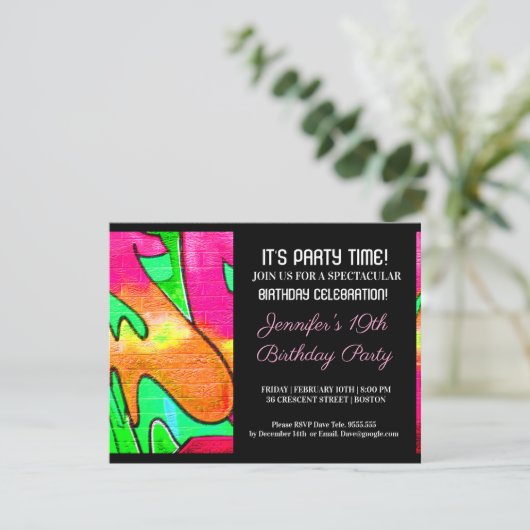 グラフィティピンク抽象芸術文字誕生日招待状 招待状 (スタンド正面)