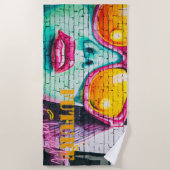 グラフィティフューチャーは明るいネオンガール&サングラス ビーチタオル (正面)