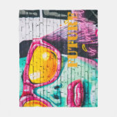 グラフィティフューチャーは明るいネオンガール&サングラス フリースブランケット (正面)