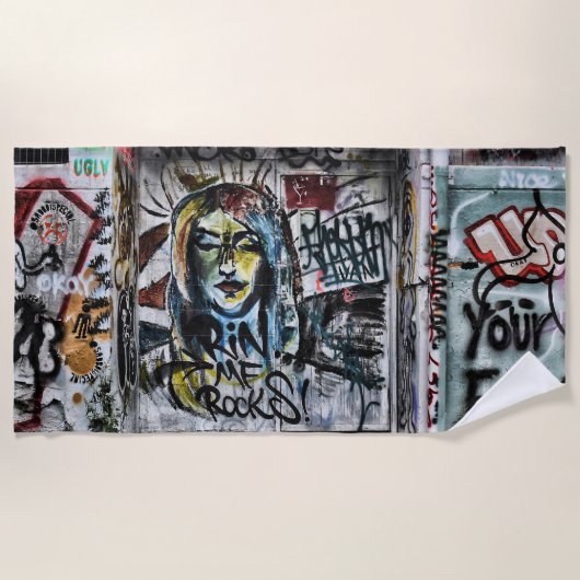 グラフィティモダンアクールーバン通りアート ビーチタオル (正面)