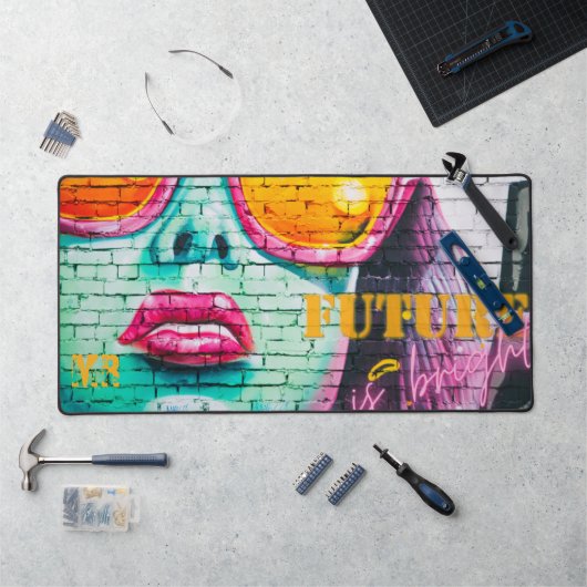 グラフィティ未来は明るいネオンガールモノグラム デスクマット (ワークステーション)