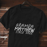 グラマモダンパに対しグランジて白黒でクールある Tシャツ<br><div class="desc">このグランジとモダンデザインはサンセリフタイポグラフィで構成される。</div>