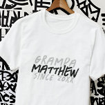 グラマモダンパに対しグランジて白黒でクールある Tシャツ<br><div class="desc">このグランジとモダンデザインはサンセリフタイポグラフィで構成される。</div>