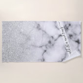 グラマラスなシルバーホワイトグリッター大理石グラデーション ビーチタオル (正面)