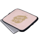 グラマラスなパステルピンクブライダルシャワーブラシストローク ラップトップスリーブ (正面下部)