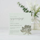 グラマラス淡い色のブルーシルバーロータスフローラ婚約 招待状 (スタンド正面)
