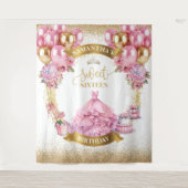 グラマラスSweet sixteenバックドランドピンクドレス金ゴールド タペストリー (正面)